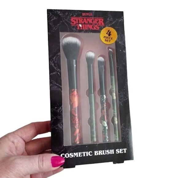Netflix STRANGER THINGS MakeUp Brushes And Lipgloss Set NWT - Picture 2 of 12
